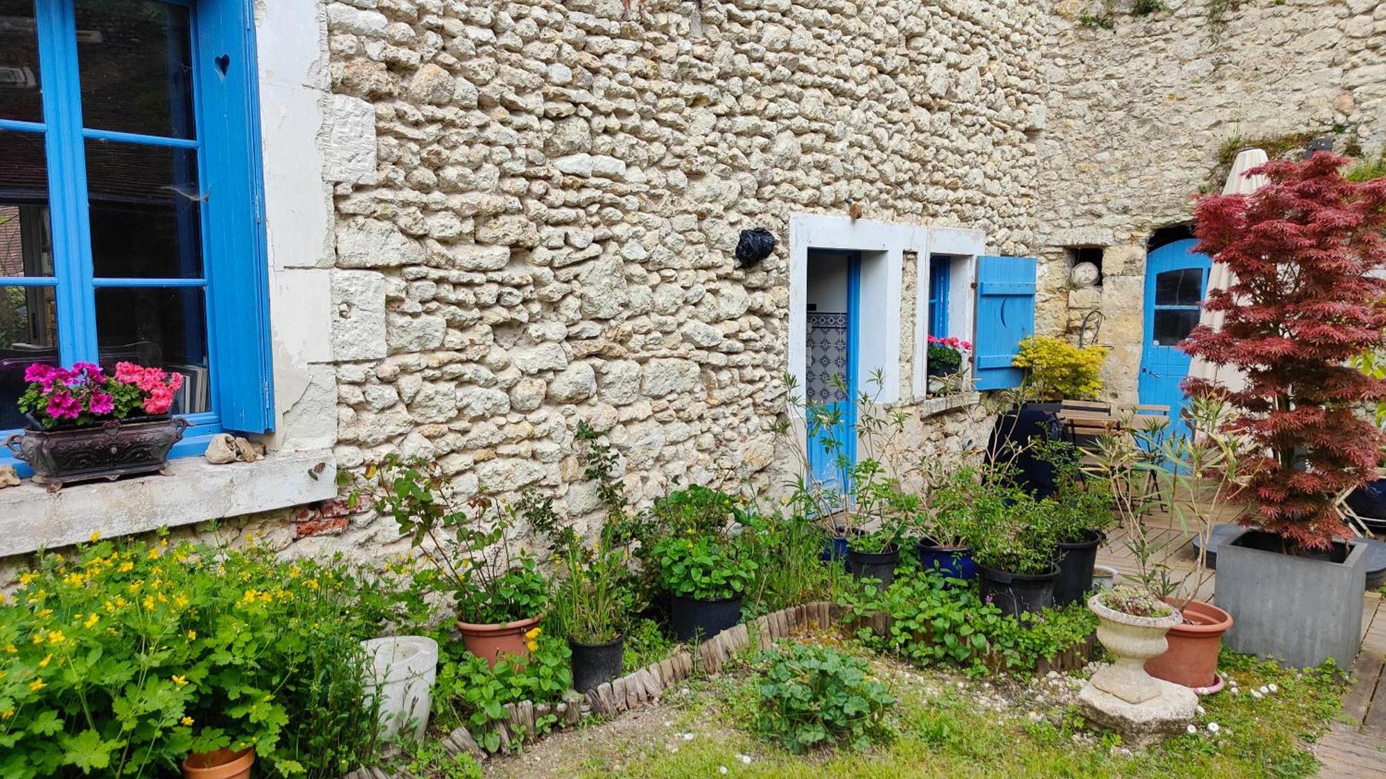 Villa La Maison Bleue De Husseau Ancienne Ferme Semi-Troglodytique 18E Siecle Montlouis-sur-Loire Exterior foto